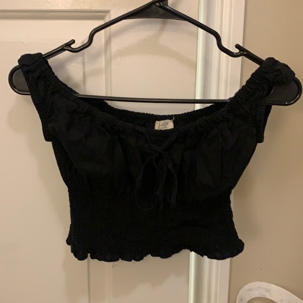 black BRANDY MELVILLE crop with scrunching
